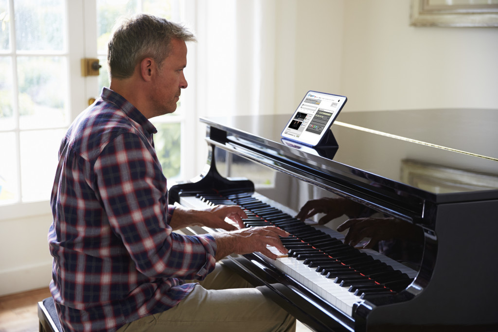 Learn to play keyboards with keyboard lessons from award winning Gigajam Online Music School. Music grades are awarded by University of West London/London College of Music. 